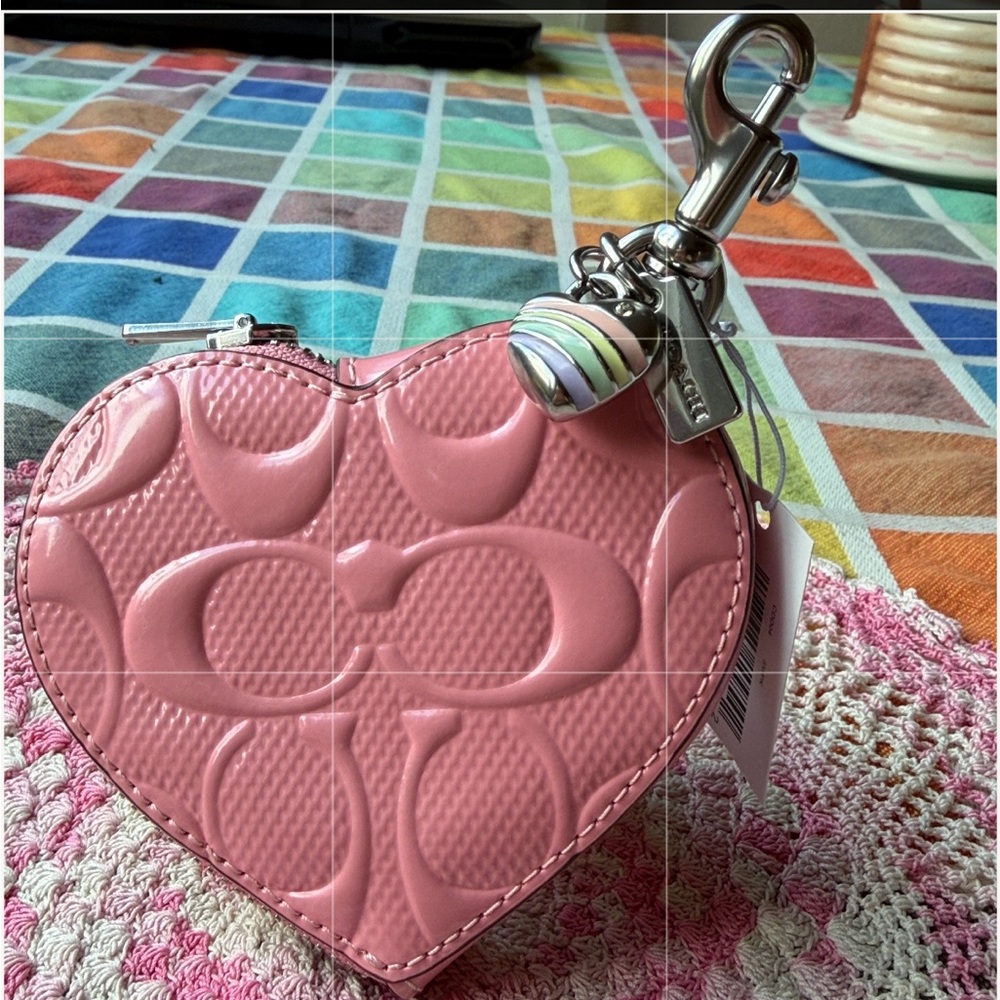 🩷 COACH HEART CHARM IN SIGNATURE LEATHER WITH HEART CHARM 🩷 NWT 🩷 - Picture 13 of 16